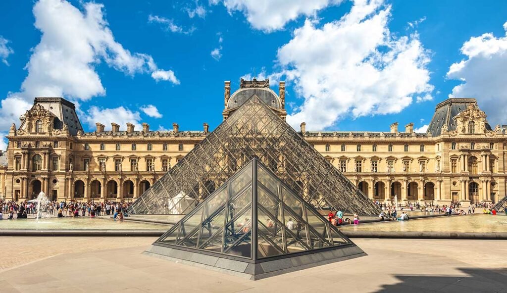 متحف اللوفر في باريس