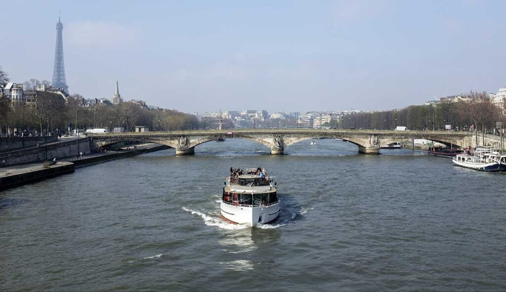 جولة بالقارب في نهر السين