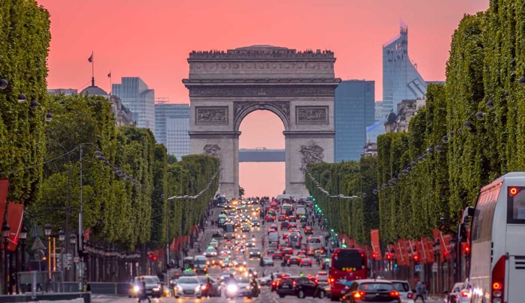 شارع الشانزيليزيه في باريس | أجمل شارع في العالم