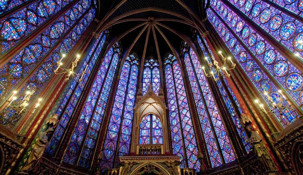 السانت شابيل Sainte-Chapelle في باريس | تحفة العمارة القوطية وسحر الزجاج الملوّن